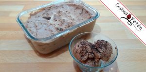Helado casero de chocolate almendras pasas y ron