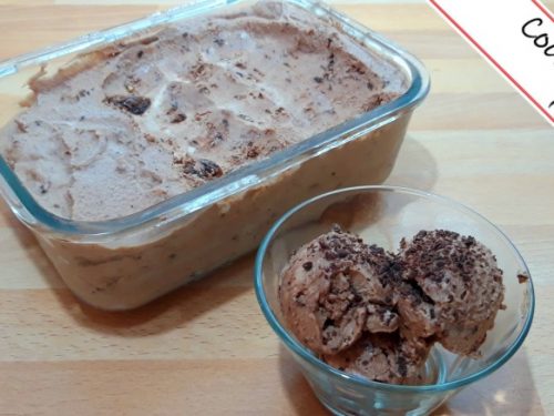 Helado casero de chocolate almendras pasas y ron