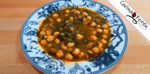 Cocido fácil y sin grasa de garbanzos con espinacas